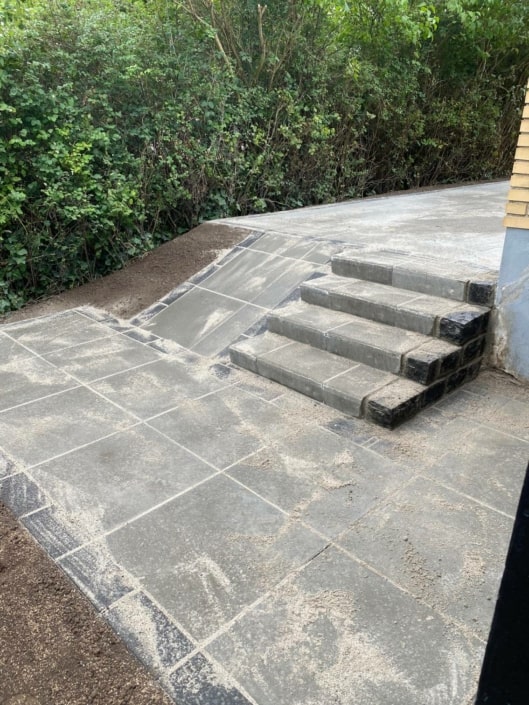 anlæg af fliseterrasse med rampe og trappe