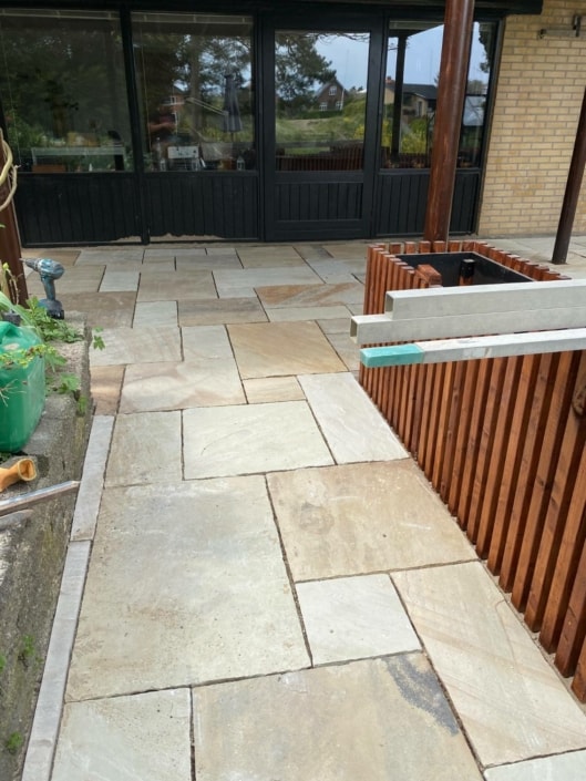 ny terrasse med store fliser