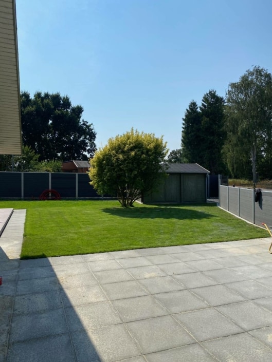 skarp kontrast mellem plæne og terassefliser